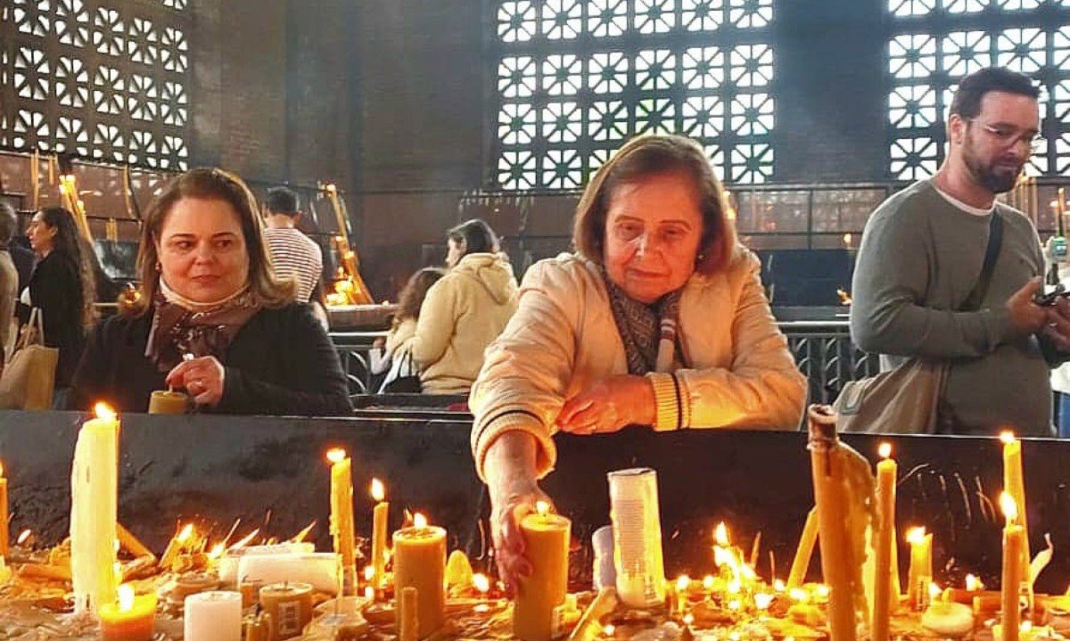 A aposentada Marciana Alvarenga visitou a Capela das Velas em lembran&ccedil;a do facelido marido Tarc&iacute;sio 