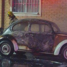 Fusca de vereador de Nova Lima é destruído em incêndio  - Divulgação/Bombeiros