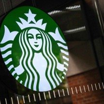 Starbucks é investigada por anúncio que evocou massacre - Jade GAO / AFP