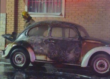 O fusca do vereador Pedro Dornas foi destruído por um incêndio na madrugada desta quarta-feira (5), na Vila Operária, em Nova Lima -  (crédito: Divulgação/Bombeiros)