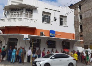 Uma agência do Itaú em Resplendor, no Vale do Rio Doce, virou alvo de uma ação civil pública que pede indenização de R$ 12,5 milhões por danos morais coletivos -  (crédito: Divulgação/MPMG)