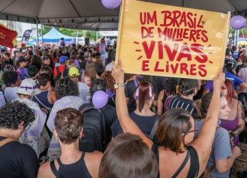 Mulheres brasileiras vão às ruas protestar contra o feminicídio
 -  (crédito: Marcelo Camargo/Agência Brasil)