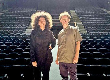 B&aacute;rbara Colen e Vin&iacute;cius de Souza constru&iacute;ram a pe&ccedil;a 'Farewell', sobre o &uacute;ltimo desejo de professora &agrave; beira da morte, com alunos da Escola Audiovisual do Senai -  (crédito: Let&iacute;cia Leiva/Divulga&ccedil;&atilde;o)