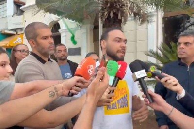 Vereador concedeu entrevista coletiva ap&oacute;s  ter o carro atacado -  (crédito: Pedro Dornas/Divulga&ccedil;&atilde;o)