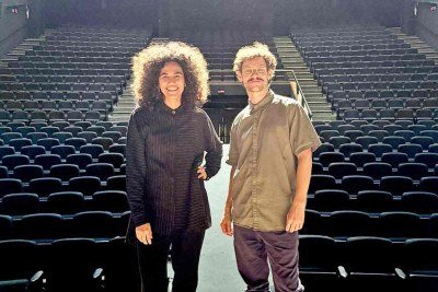 B&aacute;rbara Colen e Vin&iacute;cius de Souza constru&iacute;ram a pe&ccedil;a 'Farewell', sobre o &uacute;ltimo desejo de professora &agrave; beira da morte, com alunos da Escola Audiovisual do Senai -  (crédito: Let&iacute;cia Leiva/Divulga&ccedil;&atilde;o)