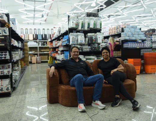 Na imagem, o dono do Xavantes, Leonardo Furman e a proprietaria da loja Zenaide Silva