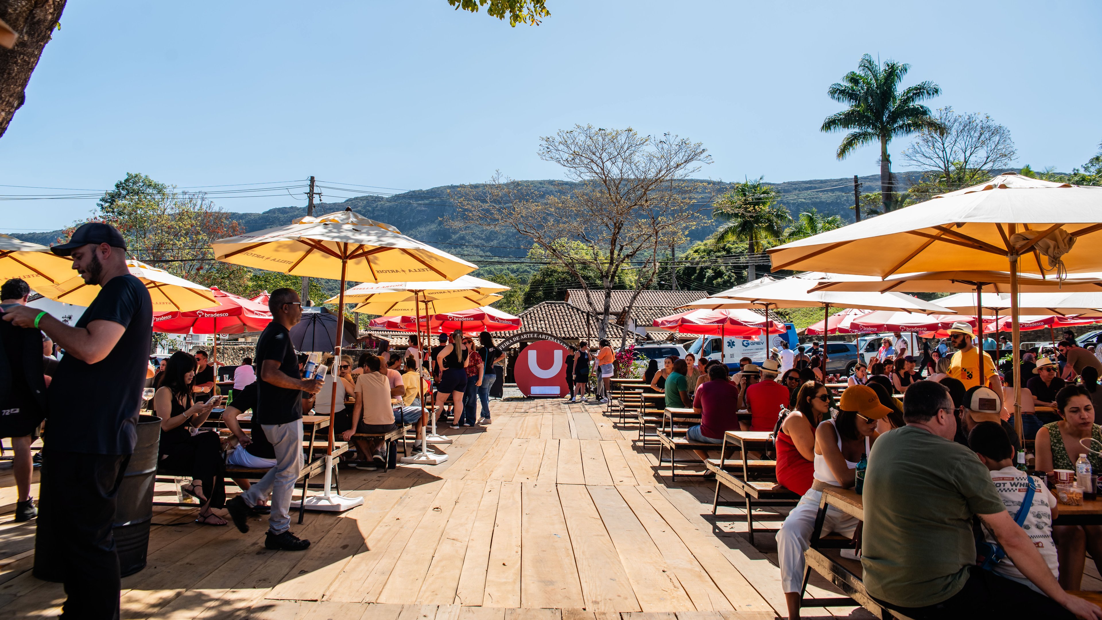 P&uacute;blico aproveita as atra&ccedil;&otilde;es e a gastronomia da programa&ccedil;&atilde;o gratuita do Festival de Tiradentes ao ar livre -  (crédito: Fabr&iacute;cio Guedes)