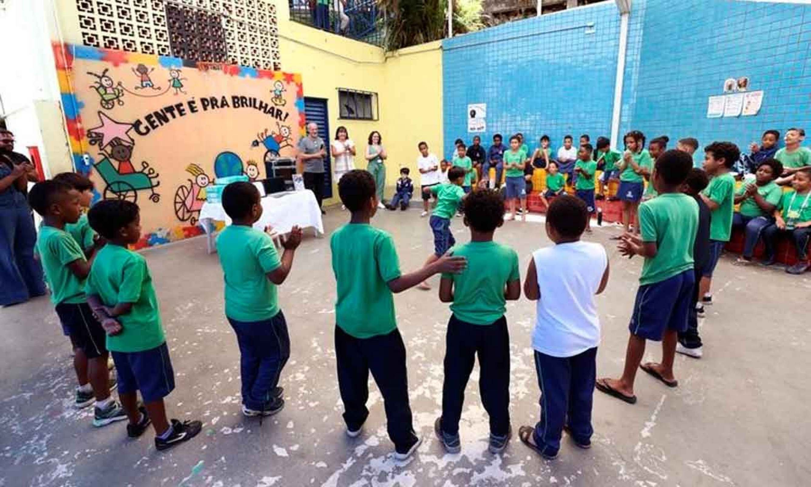 Crian&ccedil;as durante atividade em escola municipal de Belo Horizonte: alunos obtiveram nota 6,2 nos anos finais do ensino fundamental e 5,2 nos finais  &nbsp;