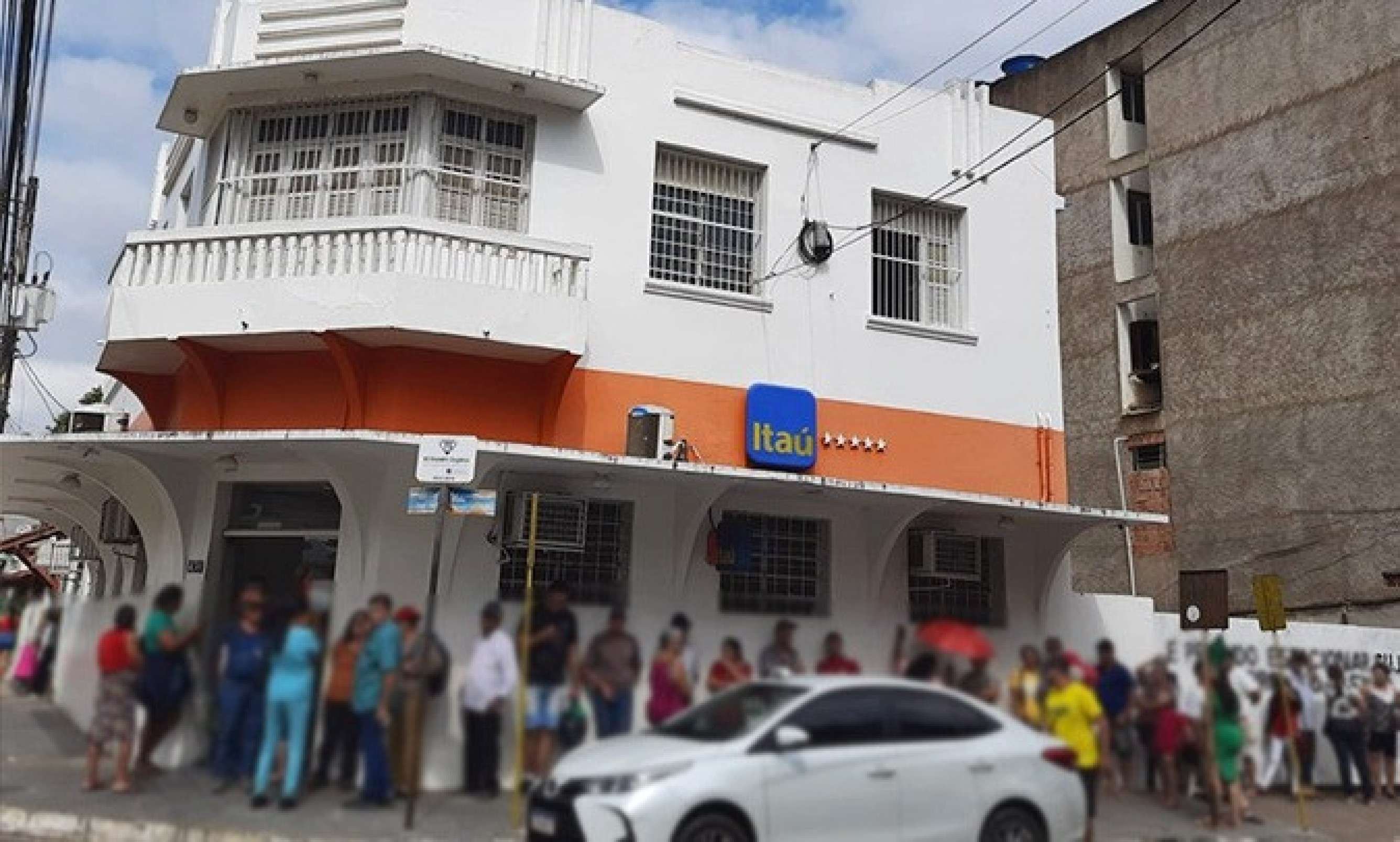 Itaú é alvo de ação milionária por falhas em agência no interior de Minas