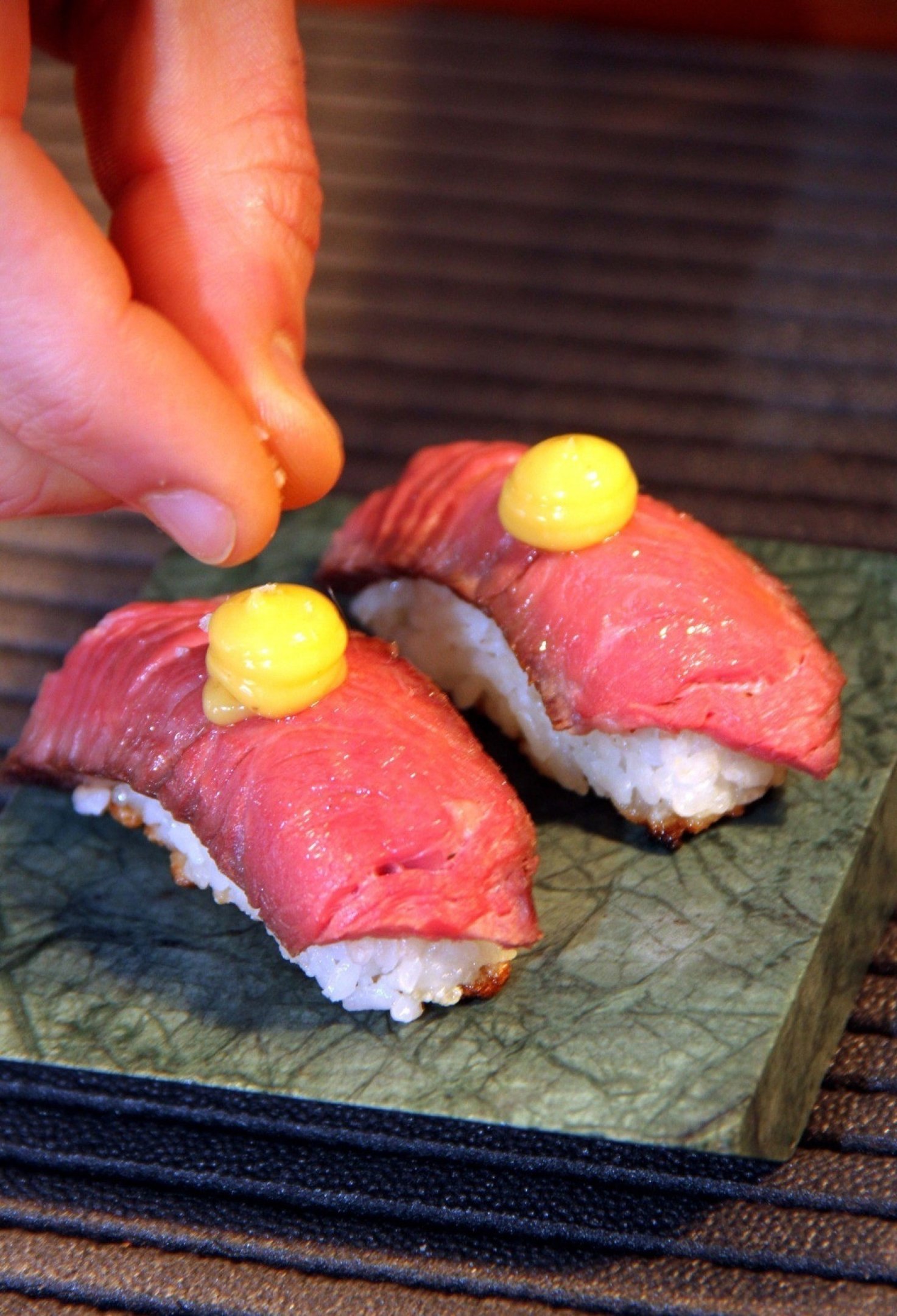 O sushi de PF promete surpresas ao combinar arroz tostado, tutu de feij&atilde;o, rosbife, emuls&atilde;o de gema e batata chips 