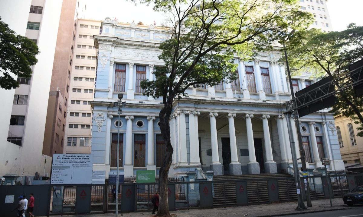 A obra de reforma do pr&eacute;dio esta parada