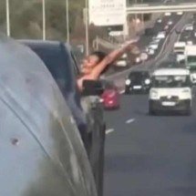 Casal é flagrado fazendo sexo com o carro em movimento em rodovia - Tupi