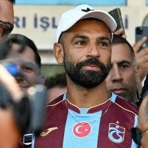 Recebido por multidão, Salah terá maior salário do futebol turco; saiba os valores