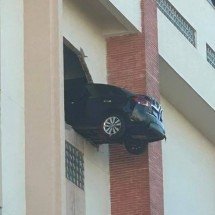 Veja fotos do carro que ficou pendurado a 20m em prédio de Nova Lima - Reprodução/Redes sociais 