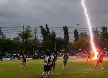 Momento do raio que atingiu campo de futebol na Tail&acirc;ndia onde jogador Safwan Awae morreu e 12 ficaram feridos -  (crédito: FC Yala)