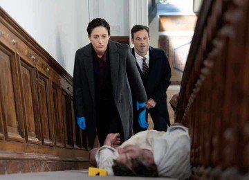Emmy Rossum é Alice Black, detetive que investiga série de assassinatos de homens  -  (crédito: Disney+/Divulgação)