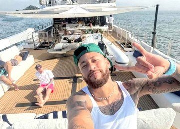 Após voltar de Belém, Neymar aproveitou o dia de folga ao lado da família em um iate -  (crédito: Instagram/Reprodução)