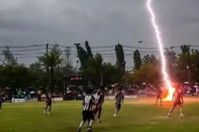 Momento do raio que atingiu campo de futebol na Tail&acirc;ndia onde jogador Safwan Awae morreu e 12 ficaram feridos -  (crédito: FC Yala)