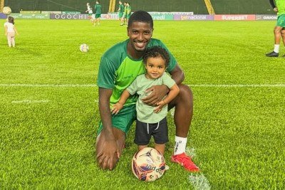 Gustavo Sim&otilde;es e o filho Ben&iacute;cio em campo, um dos momentos que o jogador guarda com carinho ap&oacute;s a perda tr&aacute;gica do menino -  (crédito: Redes sociais)