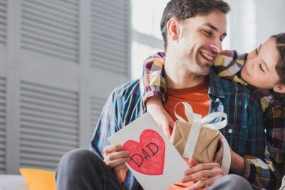 Celebre o Dia dos Pais com mensagens especiais que expressam gratid&atilde;o e amor, como o carinho entre pais e filhos -  (crédito: FreePik)
