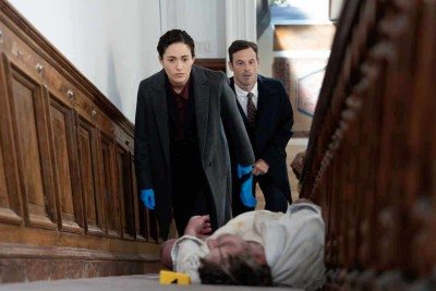 Emmy Rossum é Alice Black, detetive que investiga série de assassinatos de homens  -  (crédito: Disney+/Divulgação)