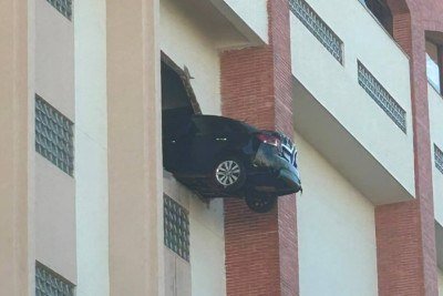 Motorista de 71 anos passa mal ao tentar tirar carro do estacioanmento e veículo fica pendurado a 20 metros em Nova Lima  -  (crédito: Reprodução/Redes sociais )