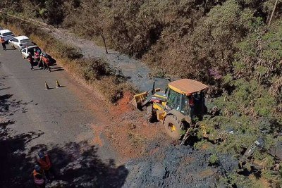 Durante a vistoria, imagens obtidas por drone permitiram identificar que o minério alcançou o córrego Maria José, no ponto de encontro com o rio Maranhão -  (crédito: Prefeitura de Congonhas)