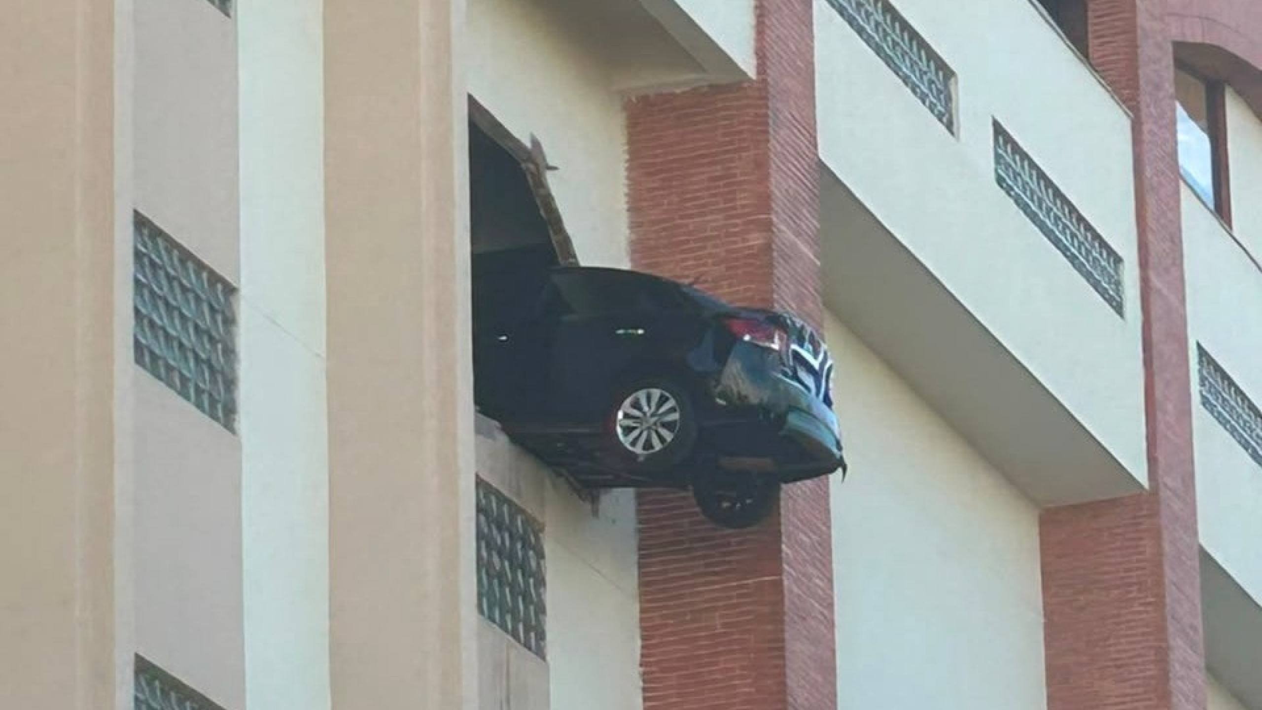 Cen&aacute;rios de alto risco como este em Nova Lima, na Regi&atilde;o Metropolitana de BH, refor&ccedil;am a import&acirc;ncia de sistemas como a Frenagem Autom&aacute;tica de Emerg&ecirc;ncia para evitar acidentes graves -  (crédito: Reprodu&ccedil;&atilde;o/Redes sociais )