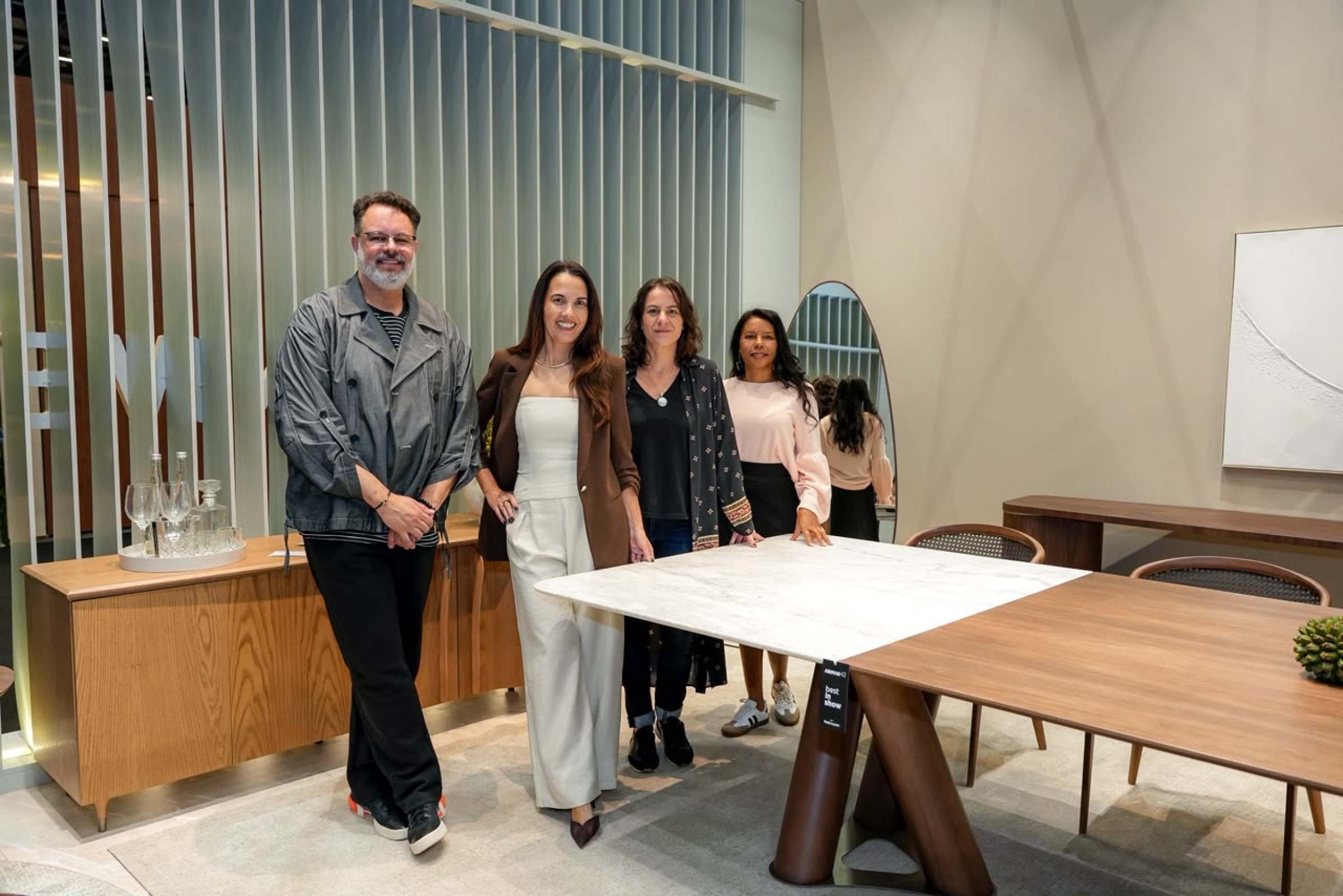 &Aacute;le Alvarenga, Marina Grapiuna e Tet&ecirc; Moreira, da Dua.dsg, com Thais Lauton, diretora da revista Casa e Jardim durante premia&ccedil;&atilde;o do Best In Show na ABIMAD 