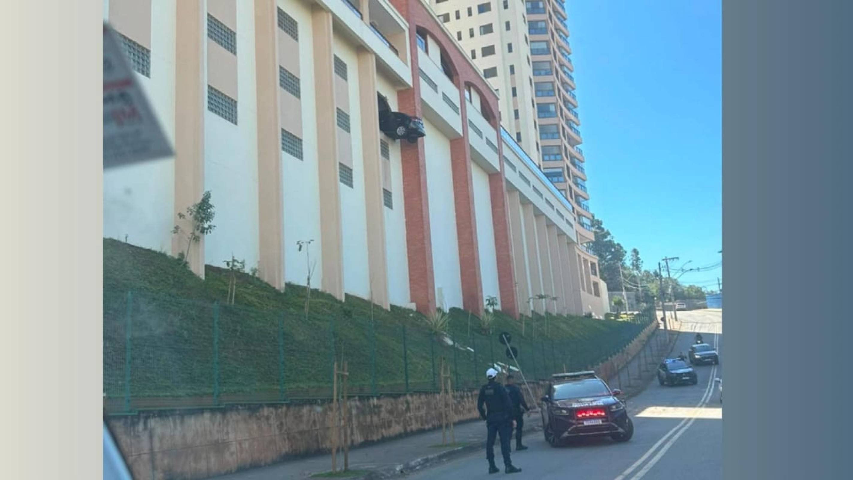 Carro fica pendurado a 20 metros após motorista passar mal 

