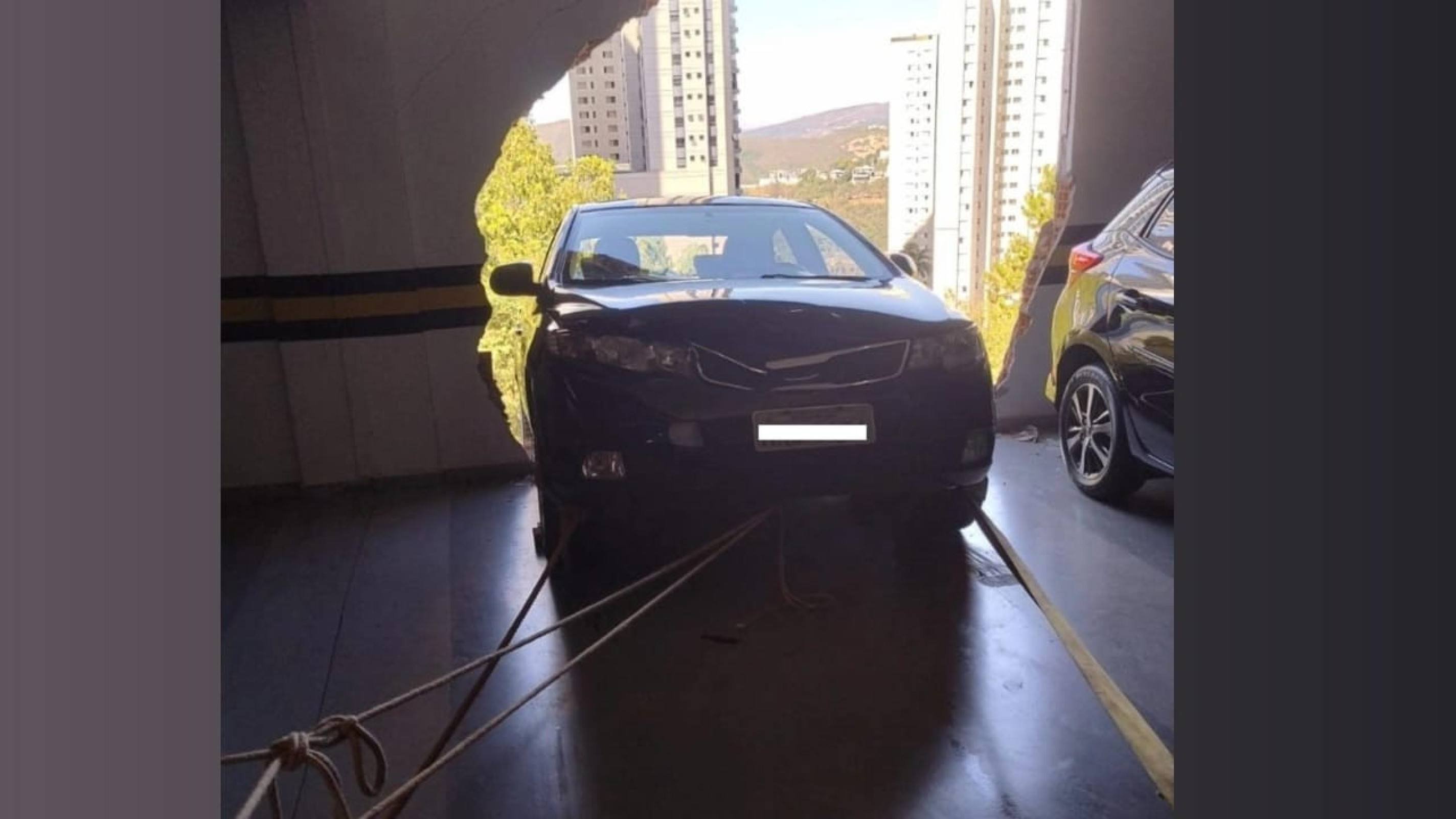 Apesar do impacto e do risco de queda, o motorista não sofreu ferimentos. Segundo os bombeiros, ele estava apenas bastante nervoso após o ocorrido