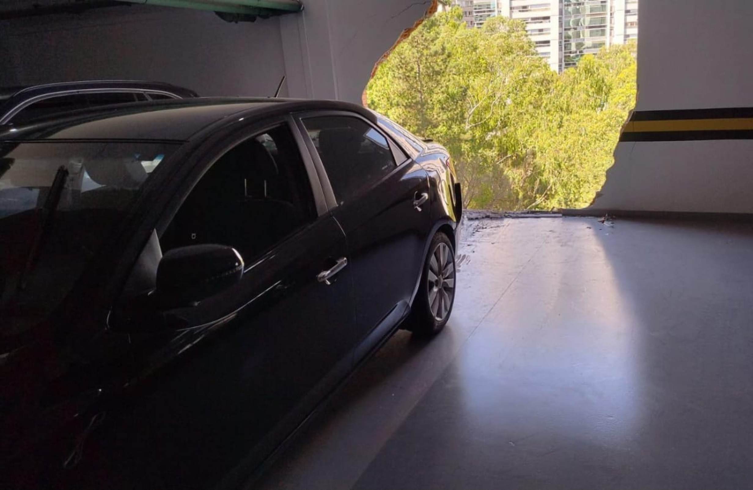 Antes da chegada das equipes de resgate, moradores do condom&iacute;nio conseguiram retirar o motorista do ve&iacute;culo. Eles tamb&eacute;m improvisaram amarra&ccedil;&otilde;es para evitar que o carro despencasse.

