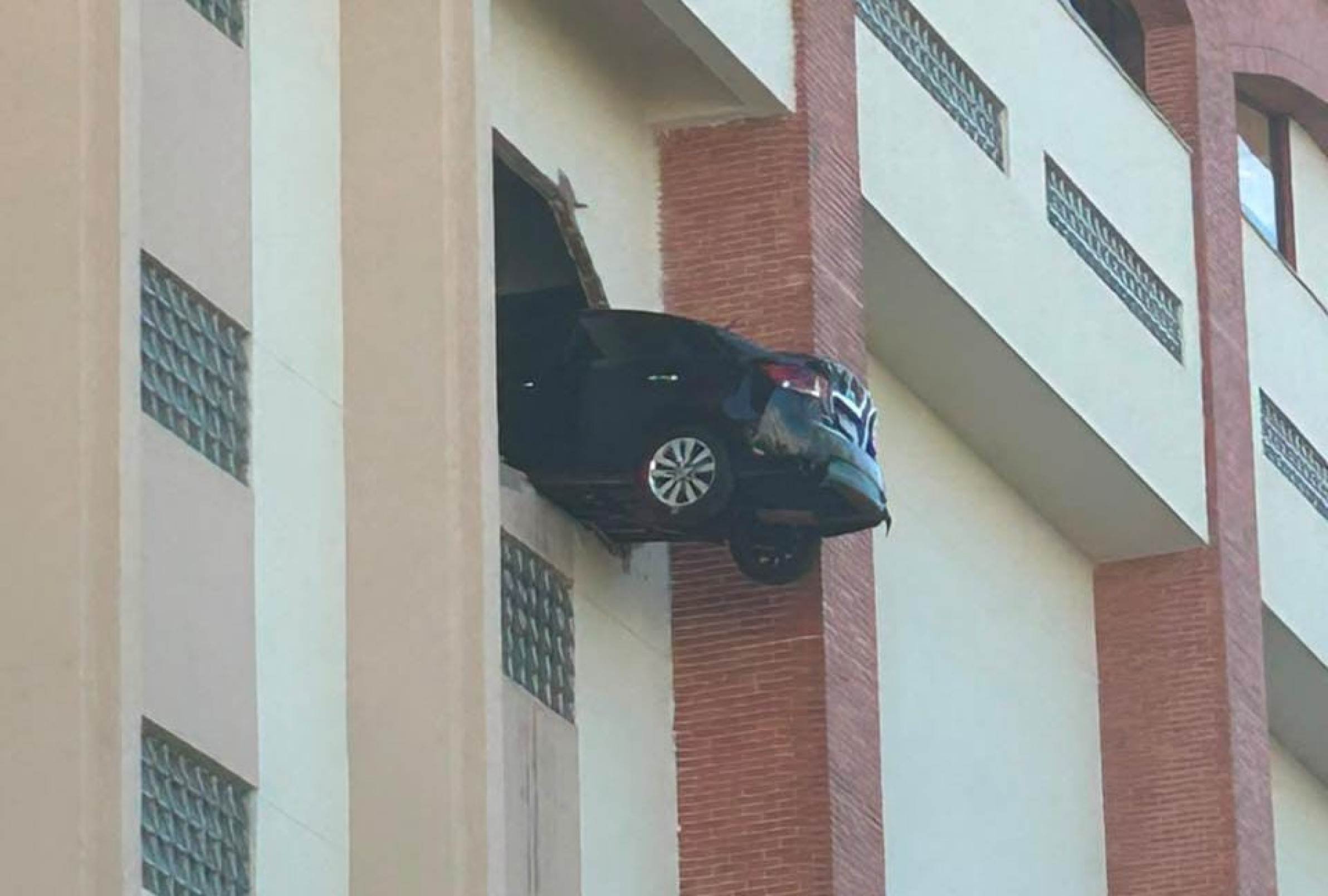 Motorista passa mal e carro fica pendurado a 20 metros em Nova Lima
