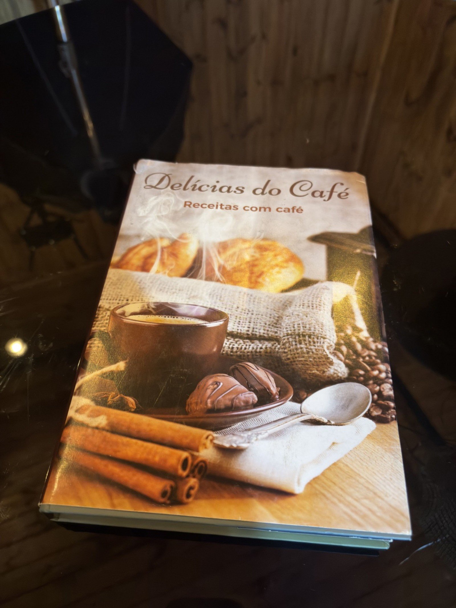A caminho da quinta edi&ccedil;&atilde;o, o livro 'A del&iacute;cia do caf&eacute;' re&uacute;ne receitas criadas pelas pr&oacute;prias produtoras, entre doces e salgados
