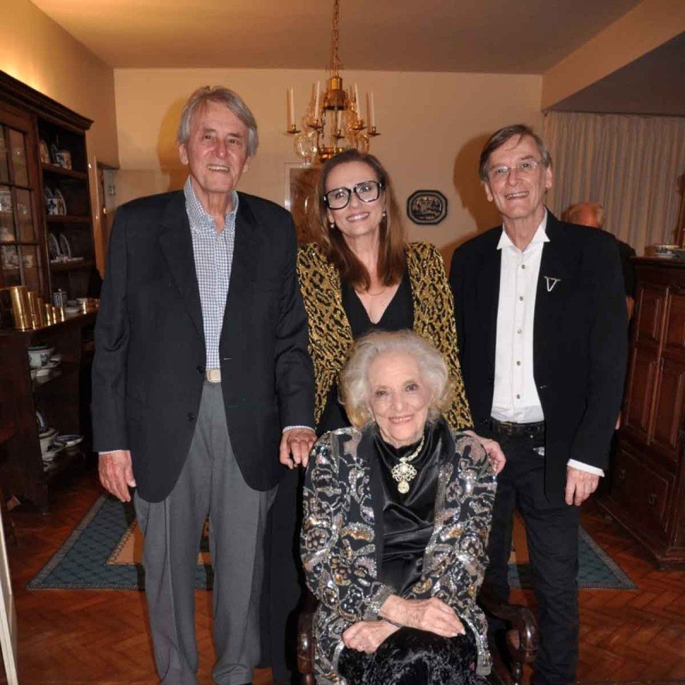 Sandra Carneiro de Mendon&ccedil;a com os  filhos Jo&atilde;o Jos&eacute;, Letycia e Luiz Philippe