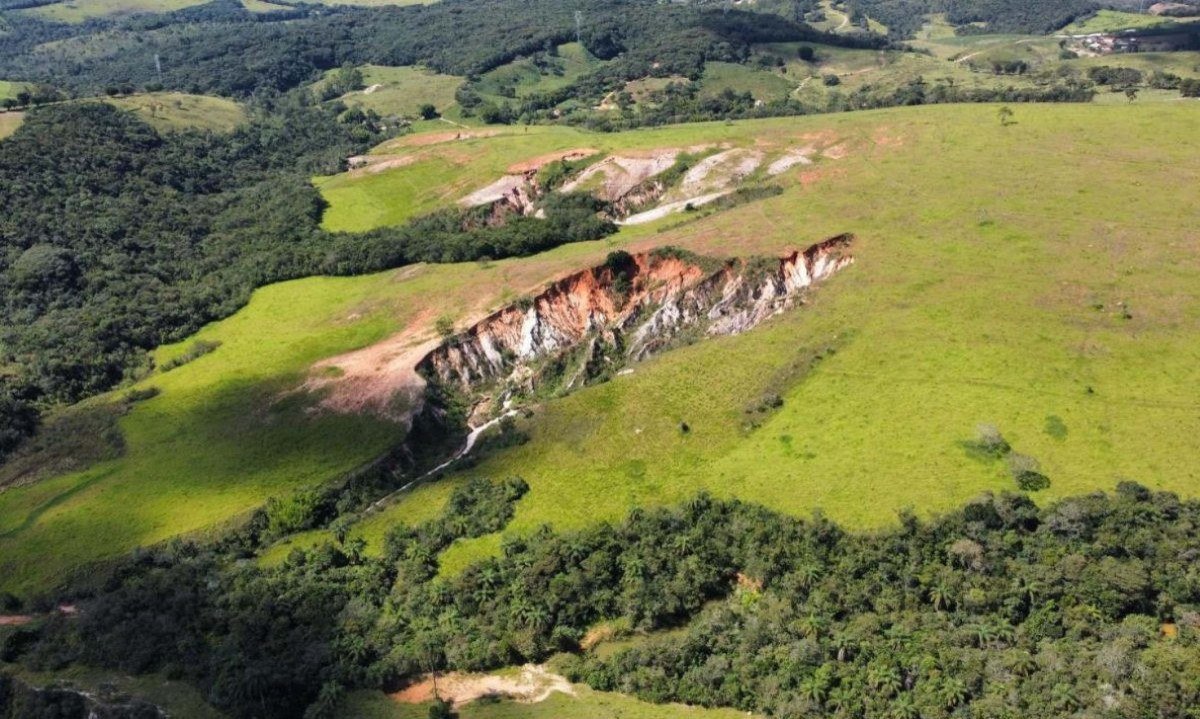 (Estado natural) Voçoroca ativa — erosão progressiva e exposição do solo.
-Vitor Sousa