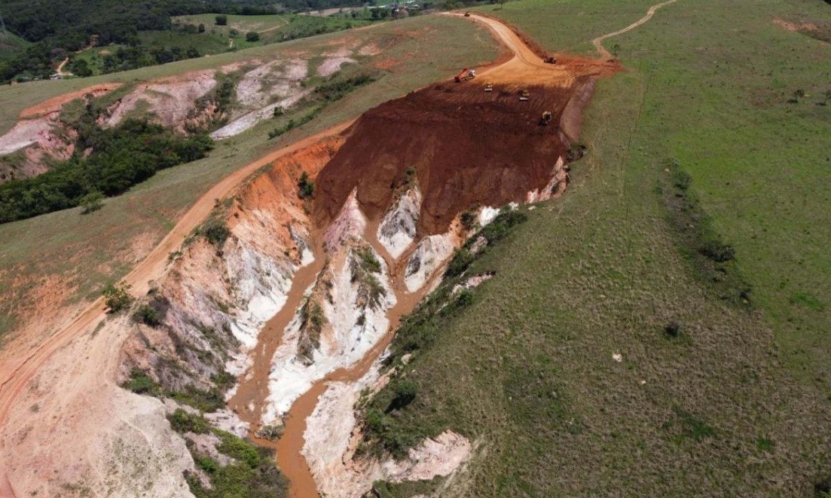 (Início da intervenção) Aplicação controlada de material mineral por camadas.-Vitor Sousa