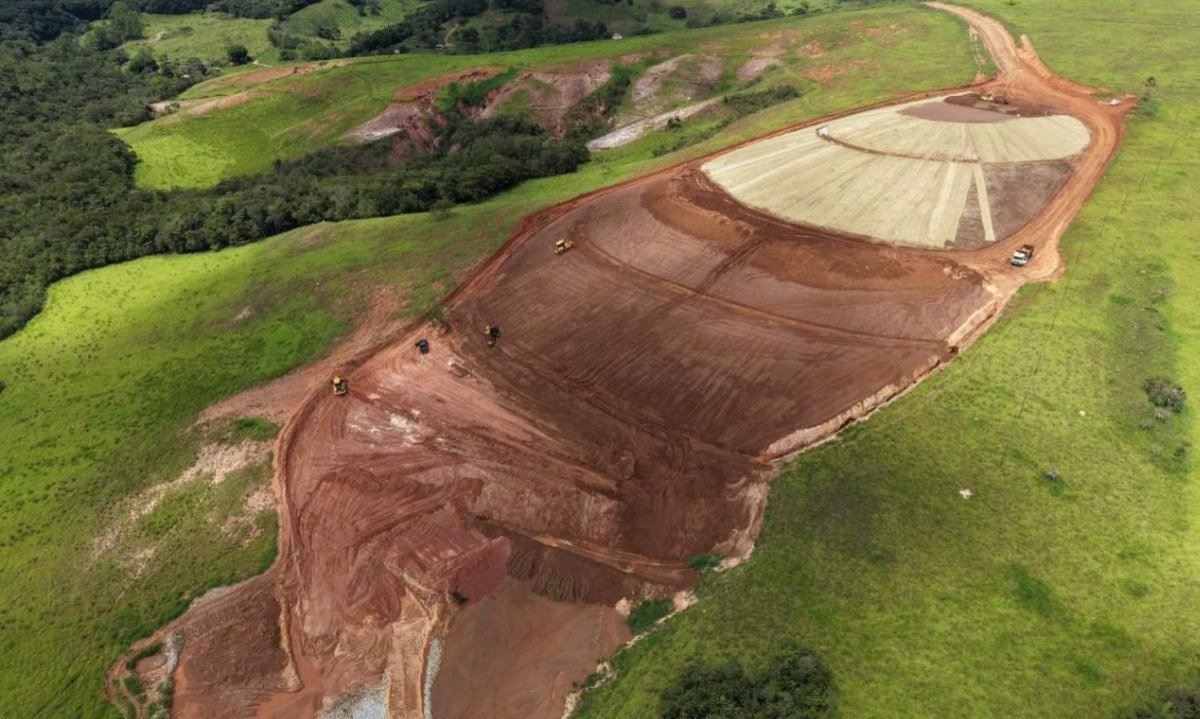 (Conformação) Recomposição topográfica concluída e drenagem técnica.
-Vitor Sousa
