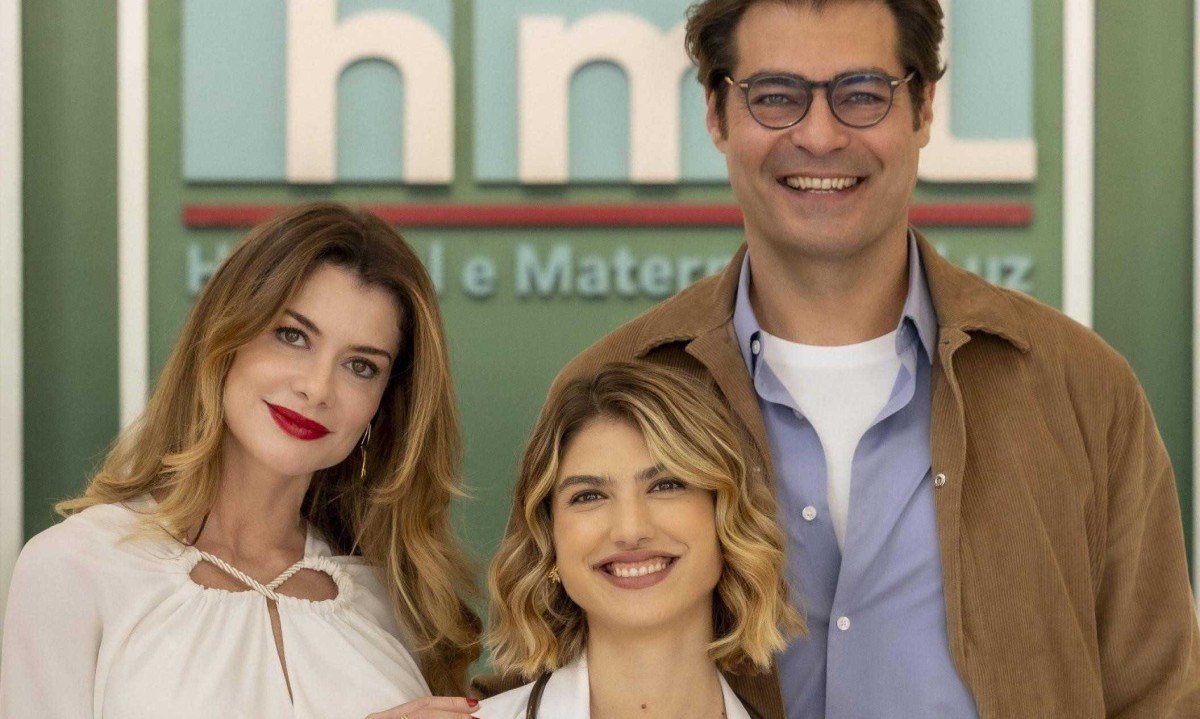  Atriz Alinne Moraes est&aacute; ao lado do ator Thiago Lacerda. &Agrave; frente deles, com uniforme de m&eacute;dica, est&aacute; a atriz Giovanna Grigio. Os tr&ecirc;s fazem parte do elenco de Por voc&ecirc;, pr&oacute;xima novela da Globo
