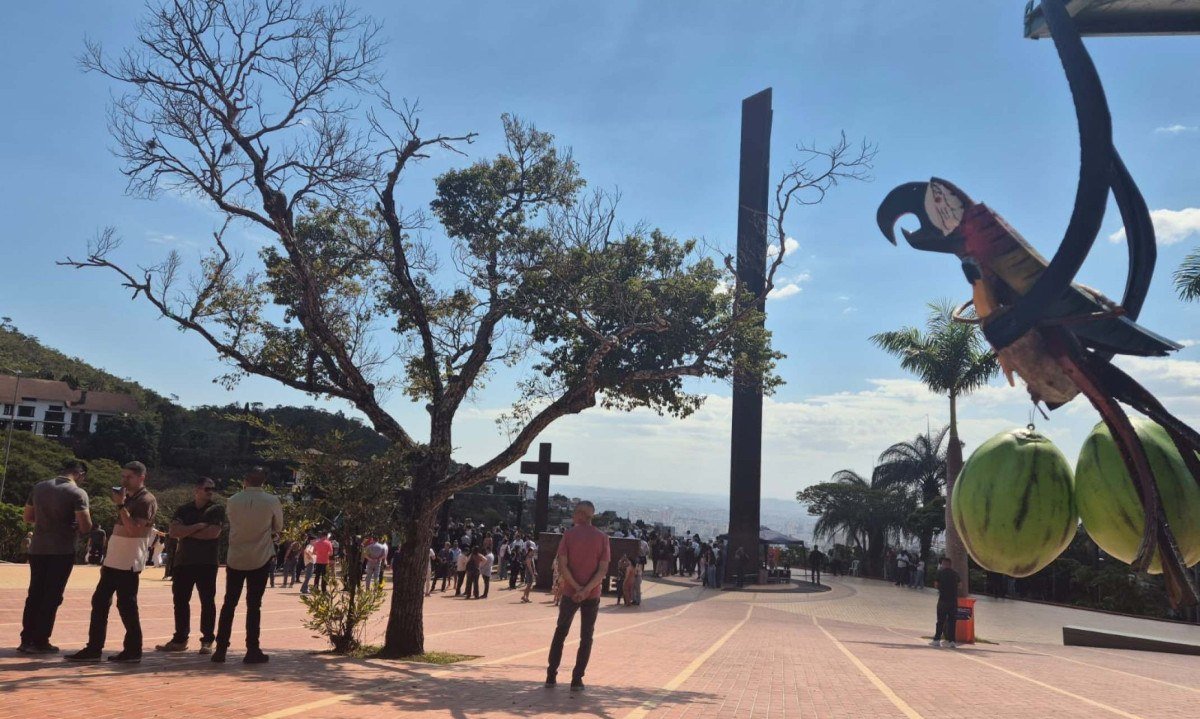 Uma das principais mudan&ccedil;as foi a incorpora&ccedil;&atilde;o de uma antiga via de circula&ccedil;&atilde;o &agrave; &aacute;rea da pra&ccedil;a