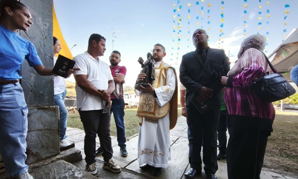 Imagem sacra de Santa Efig&ecirc;nia do S&eacute;culo 18 foi devolvida &agrave; comunidade em Mariana
