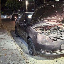 Vídeo: Carro de aplicativo pega fogo na Savassi, em BH - Marcos Vieira/EM/D.A.Press