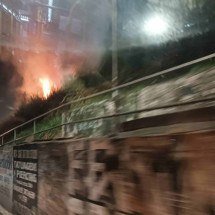 BH: Incêndio à margem do Anel Rodoviário mobiliza Bombeiros - Larissa Leone/EM/D.A.Press