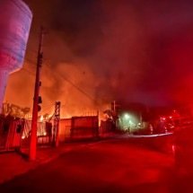 BH: vídeo mostra fábrica da Suggar tomada pelo fogo no Barreiro - Corpo de Bombeiros/Reprodução