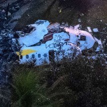 'Eram profissionais fazendo gambiarra', diz mãe de vítima da Voepass - MIGUEL SCHINCARIOL / AFP