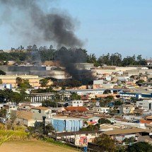BH: fumaça de incêndio na fábrica da Suggar pode ser vista de longe; fotos - Edésio Ferreira/EM/D.A.Press