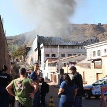 Fábrica da Suggar estava irregular, diz tenente do Corpo de Bombeiros - Edésio Ferreira/EM/D.A Press