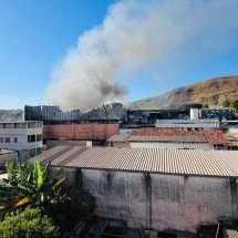 'Telhado pode continuar caindo', diz bombeiro sobre incêndio na Suggar - Edésio Ferreira/EM/D.A.Press