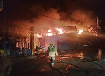 Incêndio de grandes proporções atinge fábrica da Suggar, no Barreiro -  (crédito: Corpo de Bombeiros/Reprodução)