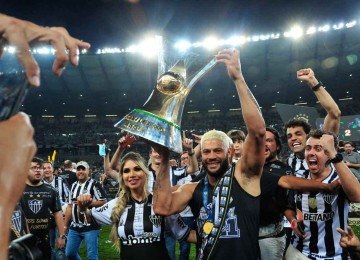 Hulk levanta a taça de campeão brasileiro de 2021, ano em que foi fundamental também para a conquista da Copa do Brasil -  (crédito: Ramon Lisboa/EM/D.A Press – 5/12/2021)
